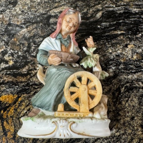 Vintage 1950's Napcoware Porcelain Woman Figurine C-6141 - Picture 2 of 5